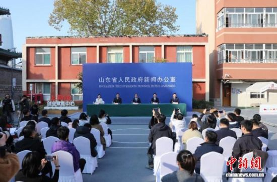 政策例行吹风会现场。山东省人民政府新闻办公室供图 政策例行吹风会现场。山东省人民政府新闻办公室供图