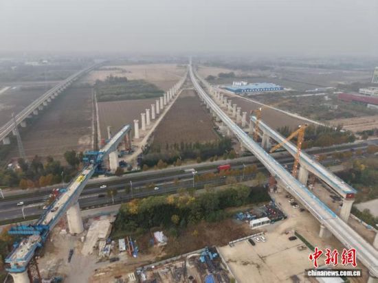 图为大桥合龙现场。郭小宁 摄 图为大桥合龙现场。郭小宁 摄