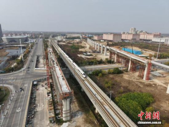 图为大桥合龙现场。郭小宁 摄 图为大桥合龙现场。郭小宁 摄