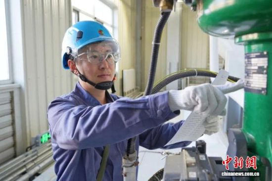 图为工作人员在调节供热系统参数。山东核电有限公司供图 图为工作人员在调节供热系统参数。山东核电有限公司供图