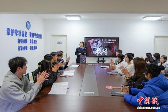 图为学生们在体验反诈剧本杀《收网》。刘彦均 摄 图为学生们在体验反诈剧本杀《收网》。刘彦均 摄