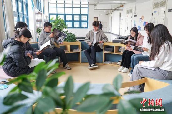 图为学生们在讨论剧本杀线索。刘彦均 摄 图为学生们在讨论剧本杀线索。刘彦均 摄