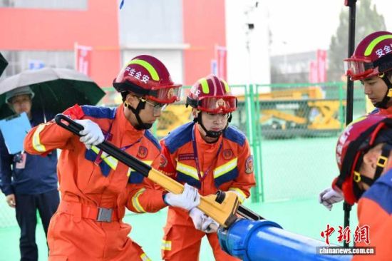 在第十三届全国矿山救援技能竞赛中,国家矿山应急救援山东特勘队队员王凯(左二)与队友进行车载钻机实操及冲击器拆装项目比赛。(资料图)张树青 摄 在第十三届全国矿山救援技能竞赛中,国家矿山应急救援山东特勘队队员王凯(左二)与队友进行车载钻机实操及冲击器拆装项目比赛。(资料图)张树青 摄