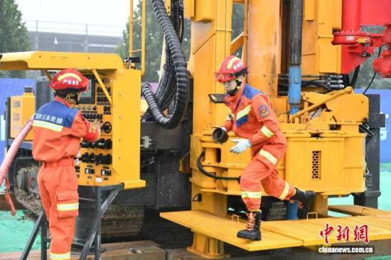 在第十三届全国矿山救援技能竞赛中,国家矿山应急救援山东特勘队队员王凯(右一)与队友进行车载钻机实操及冲击器拆装项目比赛。(资料图)张树青 摄 在第十三届全国矿山救援技能竞赛中,国家矿山应急救援山东特勘队队员王凯(右一)与队友进行车载钻机实操及冲击器拆装项目比赛。(资料图)张树青 摄