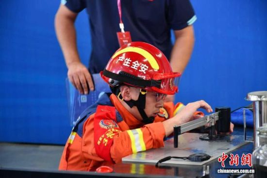 在第十三届全国矿山救援技能竞赛中,国家矿山应急救援山东特勘队队员王凯正在进行钻井液配置比赛。(资料图)张树青 摄 在第十三届全国矿山救援技能竞赛中,国家矿山应急救援山东特勘队队员王凯正在进行钻井液配置比赛。(资料图)张树青 摄
