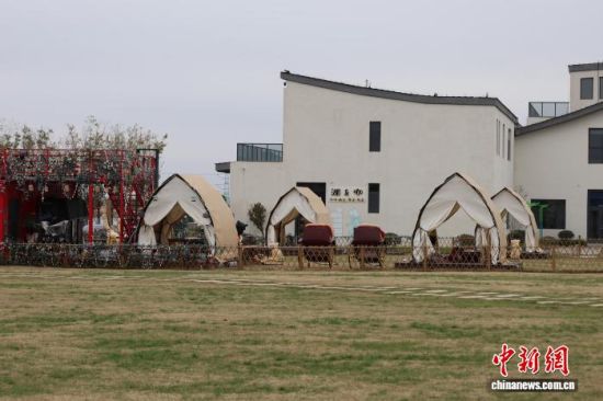 图为龙湖月色风景区内的露营点。孙婷婷 摄 图为龙湖月色风景区内的露营点。孙婷婷 摄