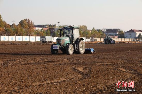 无人农机正在进行深耕作业。孙婷婷 摄 无人农机正在进行深耕作业。孙婷婷 摄