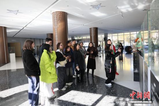 11月19日,采访团一行在青岛东方影都影视产业园了解影视特效的制作。张孝鹏 摄 11月19日,采访团一行在青岛东方影都影视产业园了解影视特效的制作。张孝鹏 摄