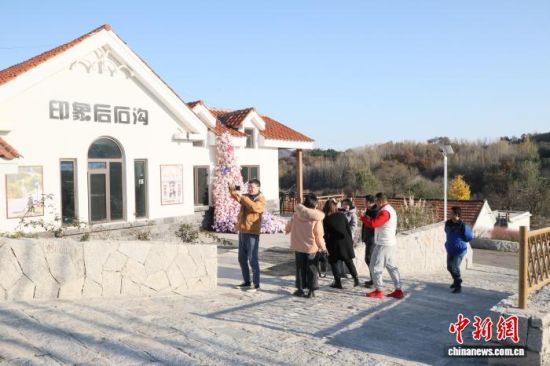 11月19日,采访团一行走进杨家山里乡村振兴片区后石沟村。张孝鹏 摄 11月19日,采访团一行走进杨家山里乡村振兴片区后石沟村。张孝鹏 摄