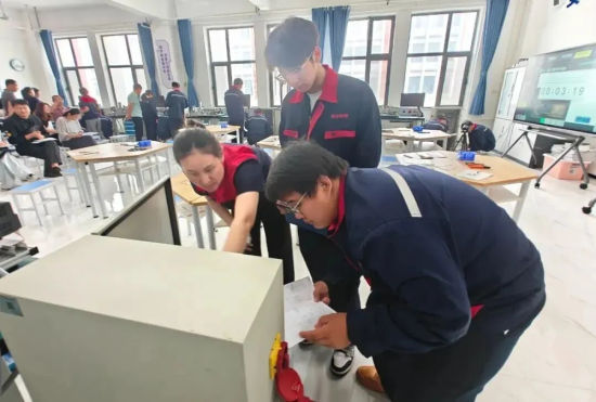 烟台船舶工业学校的实训课堂 / 图源:烟台船舶工业学校 烟台船舶工业学校的实训课堂 / 图源:烟台船舶工业学校