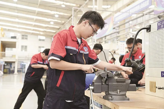 济南职业学院机电一体化专业学生练习钳工基本技能 / 图源:山东教育新闻网 济南职业学院机电一体化专业学生练习钳工基本技能 / 图源:山东教育新闻网