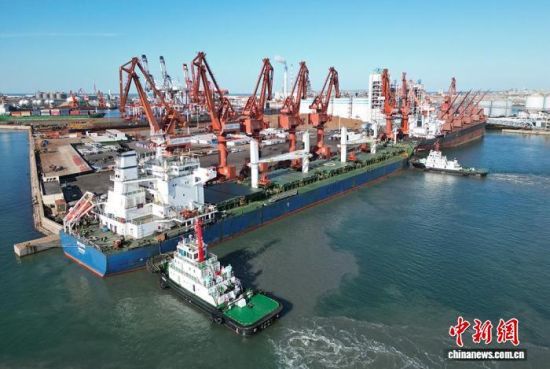 图为“娜迪娅”轮在山东港口烟台港龙口港区卸船。桑少政 摄 图为“娜迪娅”轮在山东港口烟台港龙口港区卸船。桑少政 摄