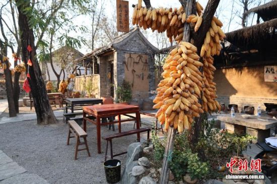 在王林坡村“泰山炊烟巷”,村民利用玉米穗、柴火灶、镰刀、锄头等打造的极具乡村风格的小院。 孙婷婷 摄 在王林坡村“泰山炊烟巷”,村民利用玉米穗、柴火灶、镰刀、锄头等打造的极具乡村风格的小院。 孙婷婷 摄