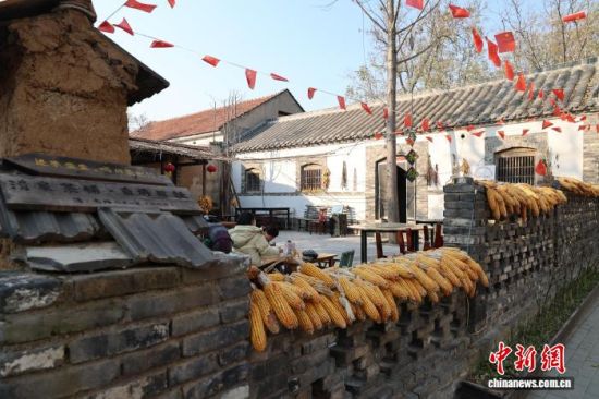 在王林坡村“泰山炊烟巷”,村民利用玉米穗、柴火灶、镰刀、锄头等打造的极具乡村风格的小院。 孙婷婷 摄 在王林坡村“泰山炊烟巷”,村民利用玉米穗、柴火灶、镰刀、锄头等打造的极具乡村风格的小院。 孙婷婷 摄