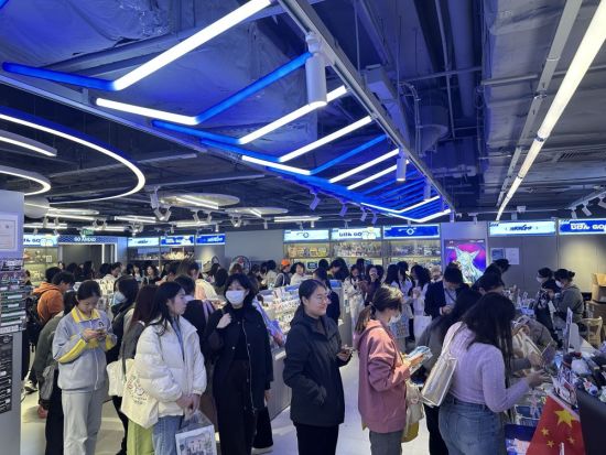 王府井喜悦购物中心里,年轻人在二次元商店排队购买商品。(受访者供图) 王府井喜悦购物中心里,年轻人在二次元商店排队购买商品。(受访者供图)