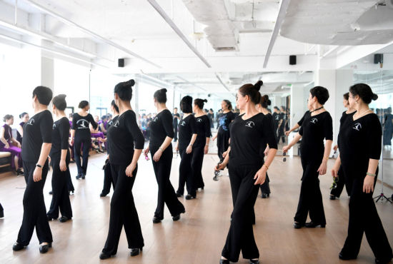 重庆重百九龙商场的老年大学舞蹈教室里,老年人在学习舞蹈。(受访者供图) 重庆重百九龙商场的老年大学舞蹈教室里,老年人在学习舞蹈。(受访者供图)