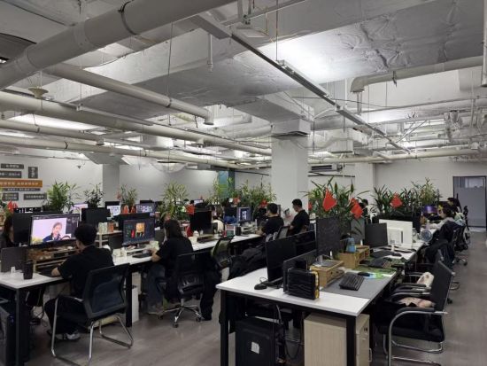 企业员工正在改造后的民生百货内工作。新华社记者张斌 摄 企业员工正在改造后的民生百货内工作。新华社记者张斌 摄