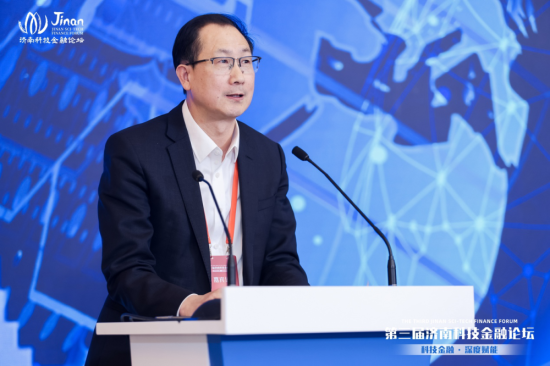 图为工银投资董事长冯军伏在论坛上发表演讲 图为工银投资董事长冯军伏在论坛上发表演讲