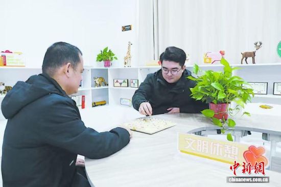 “暖心驿站”休息区配套设施完善,可供货车司机看书、下棋。菏泽鲁西新区办公室供图 “暖心驿站”休息区配套设施完善,可供货车司机看书、下棋。菏泽鲁西新区办公室供图