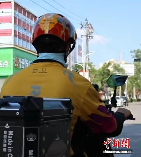 宁阳县组织多方座谈,形成外卖骑手出入小区的管理细则。图为送餐路上的外卖骑手。宁阳县委宣传部供图 宁阳县组织多方座谈,形成外卖骑手出入小区的管理细则。图为送餐路上的外卖骑手。宁阳县委宣传部供图