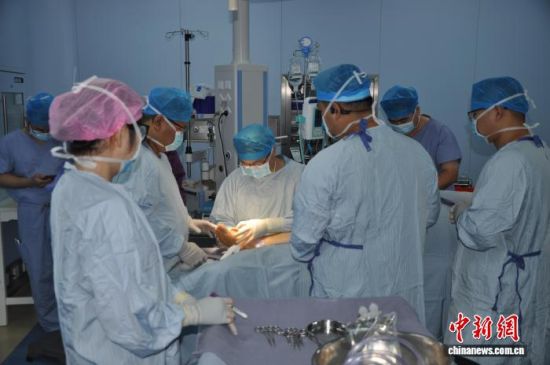 医生在术中设计如何切取动静脉神经,将“寄养耳”移植“回家”。受访医生供图 医生在术中设计如何切取动静脉神经,将“寄养耳”移植“回家”。受访医生供图