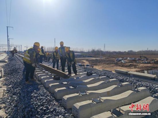 图为项目铺设现场。王可杨 摄 图为项目铺设现场。王可杨 摄
