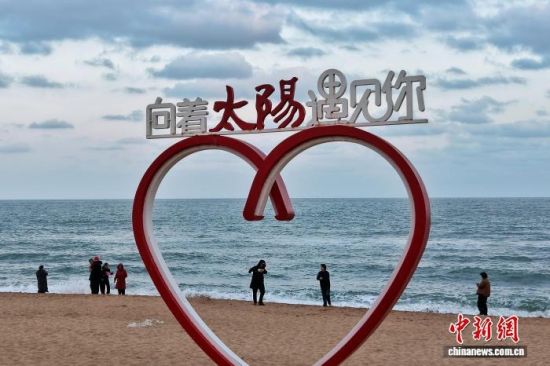 12月1日,游客在日照万平口打卡拍照。(无人机照片)王鑫 摄 12月1日,游客在日照万平口打卡拍照。(无人机照片)王鑫 摄