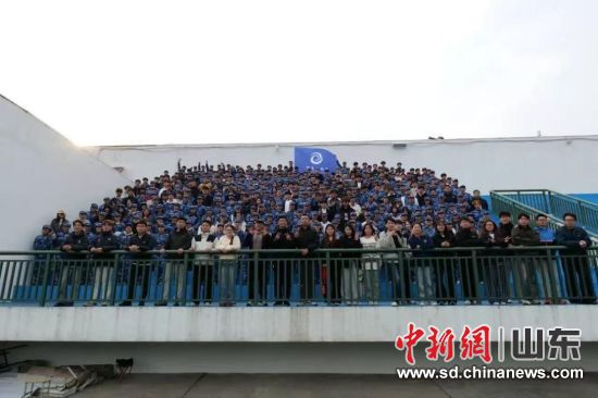 济南工程职院“E” 路先锋志愿服务队合影。学院供图 济南工程职院“E” 路先锋志愿服务队合影。学院供图