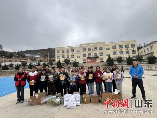 山区留守儿童收到捐赠物资后合影。学院供图 山区留守儿童收到捐赠物资后合影。学院供图