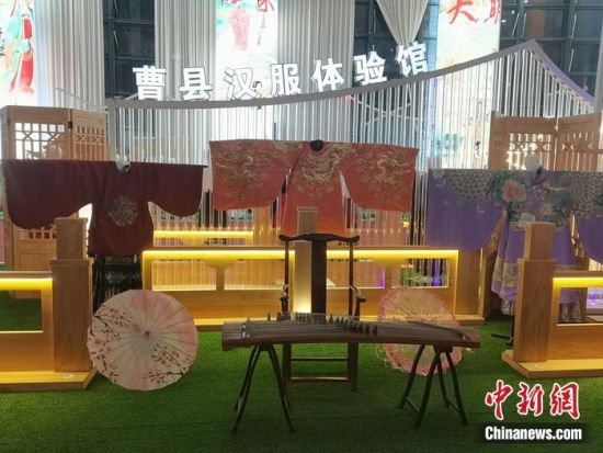 现场展示的一些服饰。中新网记者 上官云 摄 现场展示的一些服饰。中新网记者 上官云 摄