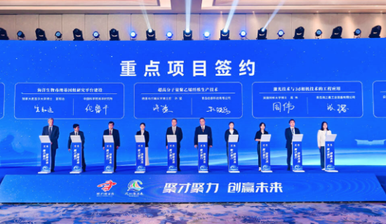 2025青岛“蓝洽会”开幕式现场,斯拜罗斯·阿格图斯与青岛企业达成合作意向 2025青岛“蓝洽会”开幕式现场,斯拜罗斯·阿格图斯与青岛企业达成合作意向