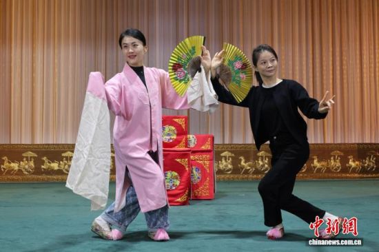 2025年11月21日,在山东济南东柳戏院,尹春媛(左)和剧团演员在排练《玩会跳船》。中新社记者 赵晓 摄 2025年11月21日,在山东济南东柳戏院,尹春媛(左)和剧团演员在排练《玩会跳船》。中新社记者 赵晓 摄