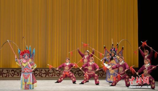 2025年5月21日,第32届中国戏剧梅花奖在上海揭晓,尹春媛(左)在舞台上表演《巾帼雄风》。徐龙德 摄 2025年5月21日,第32届中国戏剧梅花奖在上海揭晓,尹春媛(左)在舞台上表演《巾帼雄风》。徐龙德 摄