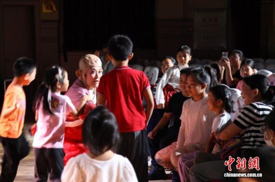 2025年6月7日,在山东济南东柳戏院,融合剧目《三个和尚》上演,演员和孩子们在舞台上互动。王珏 摄 2025年6月7日,在山东济南东柳戏院,融合剧目《三个和尚》上演,演员和孩子们在舞台上互动。王珏 摄