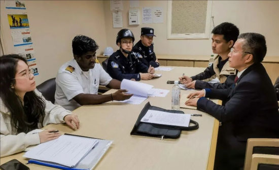 在边防警察陪同下,青岛海事法院办案法官登轮开展保全工作 在边防警察陪同下,青岛海事法院办案法官登轮开展保全工作