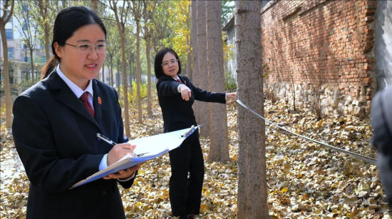 济南市长清区法院归德法庭法官在勘验现场 济南市长清区法院归德法庭法官在勘验现场