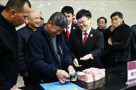 临清市法院执行法官为农民工现场过付执行案款 临清市法院执行法官为农民工现场过付执行案款