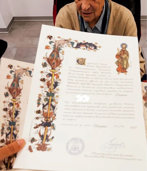 婷子收到的写有自己名字的徒步证书。图/受访者提供 婷子收到的写有自己名字的徒步证书。图/受访者提供