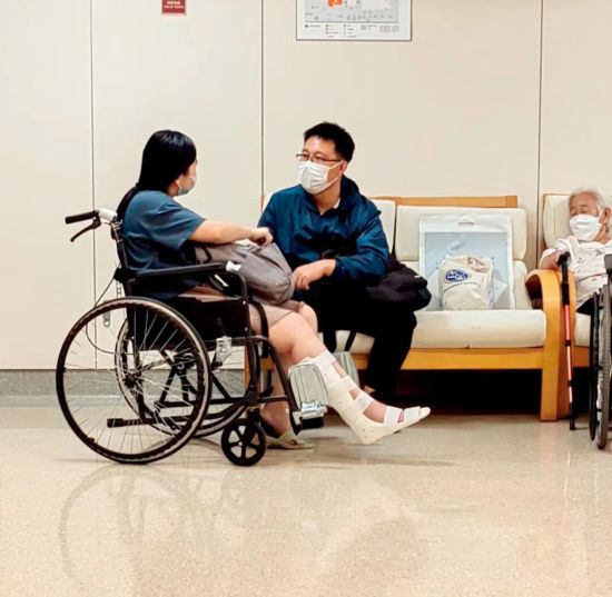 2025年夏天,陪诊师马建(左二)陪同一位骨折患者在医院就诊。图/受访者提供 2025年夏天,陪诊师马建(左二)陪同一位骨折患者在医院就诊。图/受访者提供