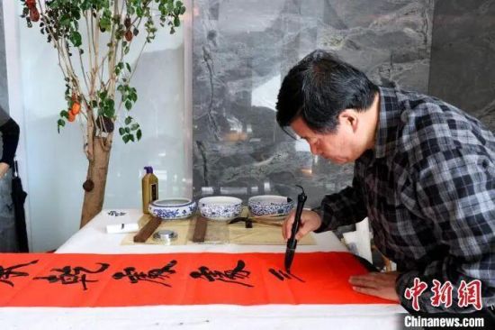 孔祥胜书写《孔府档案》中的春联内容。孔子博物馆供图 孔祥胜书写《孔府档案》中的春联内容。孔子博物馆供图