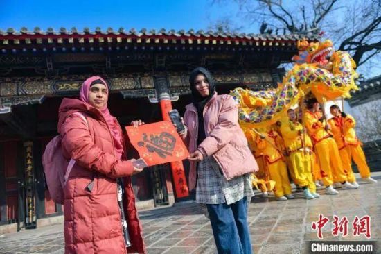 2025年1月,外国友人在曲阜“孔府过大年”活动现场领“福”字。杨国庆 摄 2025年1月,外国友人在曲阜“孔府过大年”活动现场领“福”字。杨国庆 摄