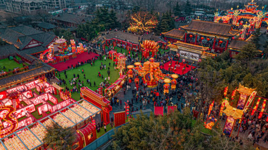 万岁山武侠城。(来源:开封市文旅局) 万岁山武侠城。(来源:开封市文旅局)