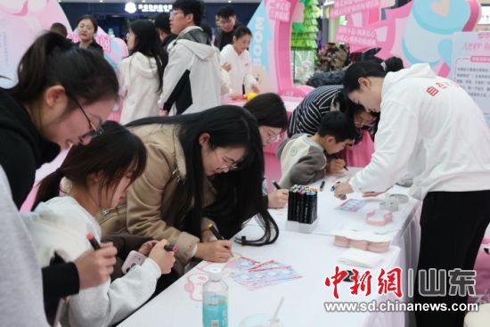 ��������״�Ŀ�Ƭ�ϣ�д����Ů�Զ�������Ȱ����δ���������������� ��