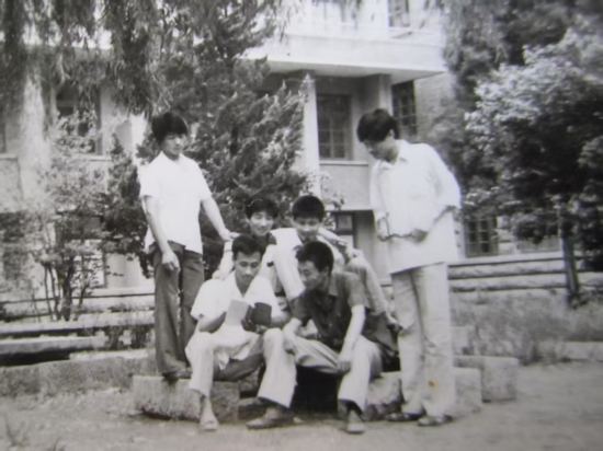 同学们在图书馆前交流 同学们在图书馆前交流
