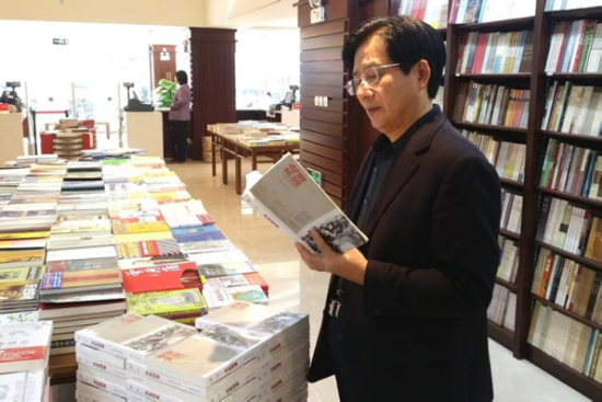 在书店看到自己的书《共赴国难》 在书店看到自己的书《共赴国难》
