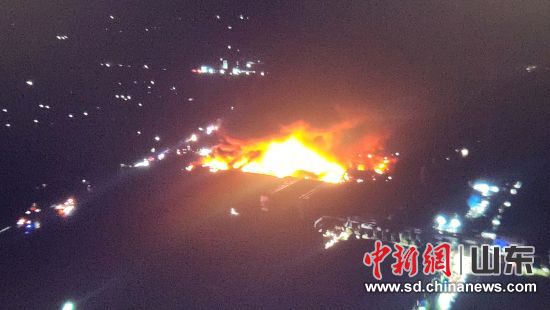 6月13日17时38分,山东阳谷华泰化工股份有限公司石蜡料场起火。事故发生后,中新社记者迅速赶往现场。6月14日凌晨,明火仍未扑灭,仍能看到浓烟滚滚。事故现场已拉起警戒线。 6月13日17时38分,山东阳谷华泰化工股份有限公司石蜡料场起火。事故发生后,中新社记者迅速赶往现场。6月14日凌晨,明火仍未扑灭,仍能看到浓烟滚滚。事故现场已拉起警戒线。