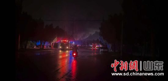 6月13日17时38分,山东阳谷华泰化工股份有限公司石蜡料场起火。事故发生后,中新社记者迅速赶往现场。6月14日凌晨,明火仍未扑灭,仍能看到浓烟滚滚。事故现场已拉起警戒线。 6月13日17时38分,山东阳谷华泰化工股份有限公司石蜡料场起火。事故发生后,中新社记者迅速赶往现场。6月14日凌晨,明火仍未扑灭,仍能看到浓烟滚滚。事故现场已拉起警戒线。