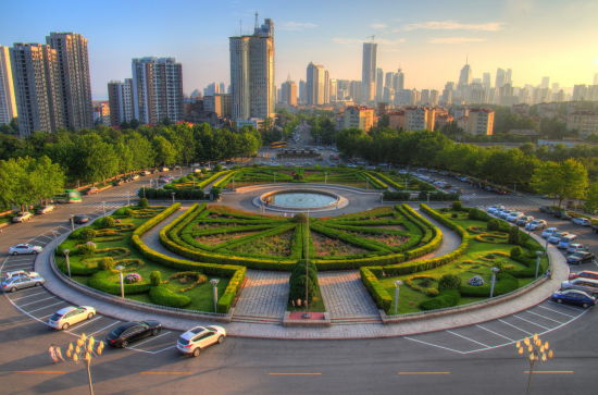 图片标题:日暮下的百卉 拍摄者:马万海 身份信息:青岛大学2014级材料科学与工程学院材料工程研究生 马万海 拍摄地点:青岛大学浮山校区图书馆 器材:宾得K-52S 17-70mm F4