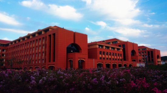 山东大学青岛校区校园内 10,校园建筑 山东大学 李广勇 学生公寓_cninr 山东大学 李广勇图片拍摄作者:山东大学青岛校区财务处职工 李广勇 使用器材:佳能 60D 镜头:佳能10-22mm 拍摄地点:山东大学青岛校区校园内 校园建筑+山东大学+李广勇+学生公寓剪影 拍摄时间:2016.8.22