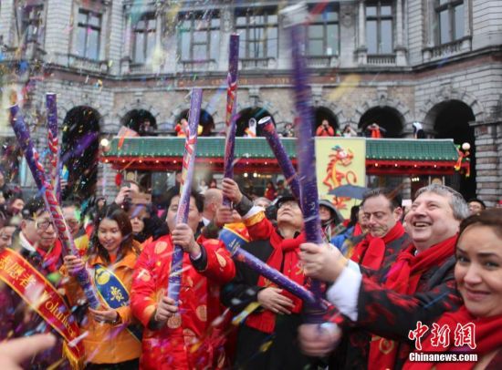 比利时华侨华人举行"春节巡游"欢庆新春